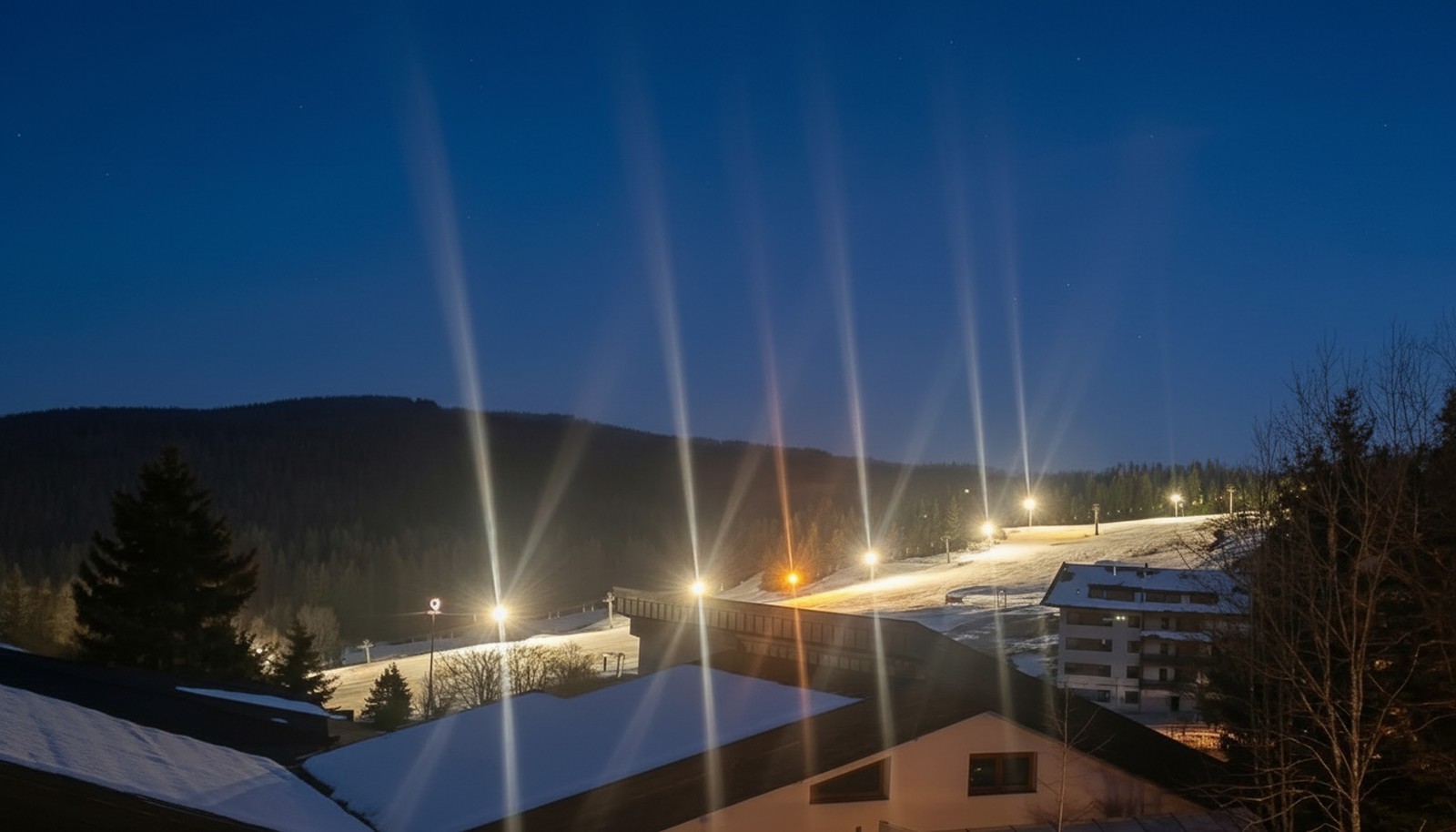 Výhľad na centrum Donovál a lyžiarske stredisko Záhradište z Rekreačného domu 2 – Donovalley Resort